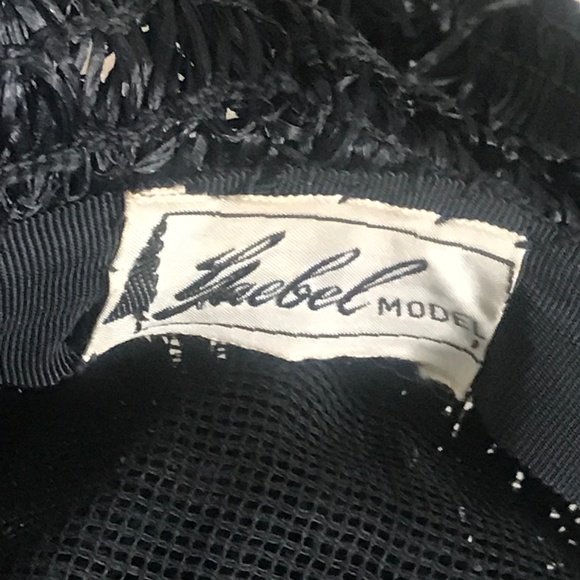 LOVELY 1930s\' SOFT BLACK & LIGHT PINK TILT HAT TRIMMED WITH STRAW \